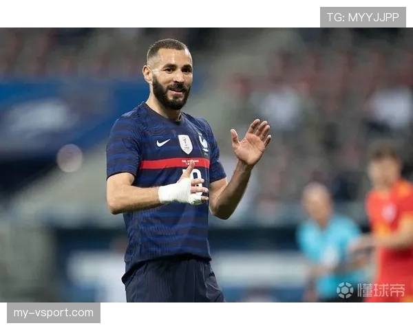 本泽马与伊布进攻角色差异：技术风格如何塑造各自在前场的战术功能